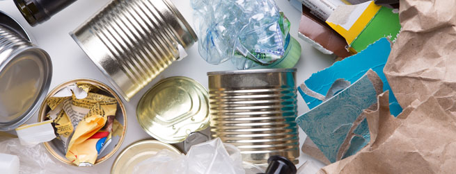 Verpackungsabfall, wie zum Beispiel Blechdosen, Kunststofflaschen, Papierumverpackung