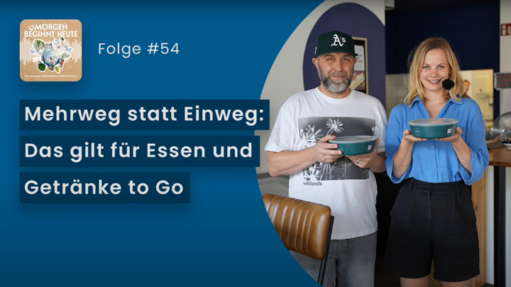 Vorschaubild zum Podcast; Moderatorin Toni Scheurlen mit Mehrwegverpackung in der Hand.