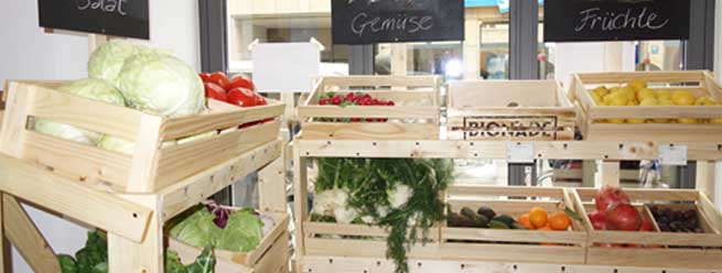 Obst und Gemüse unverpackt in Kisten Obst und Gemüse unverpackt in Kisten