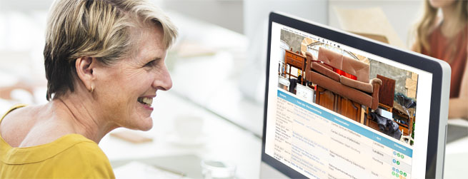 Dame betrachtet an einem Computerbildschirm die Internetseite einer Tauschbörse