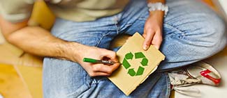 Kühltruhe mit gefüllten Joghurtbechern Kühltruhe mit gefüllten Joghurtbechern